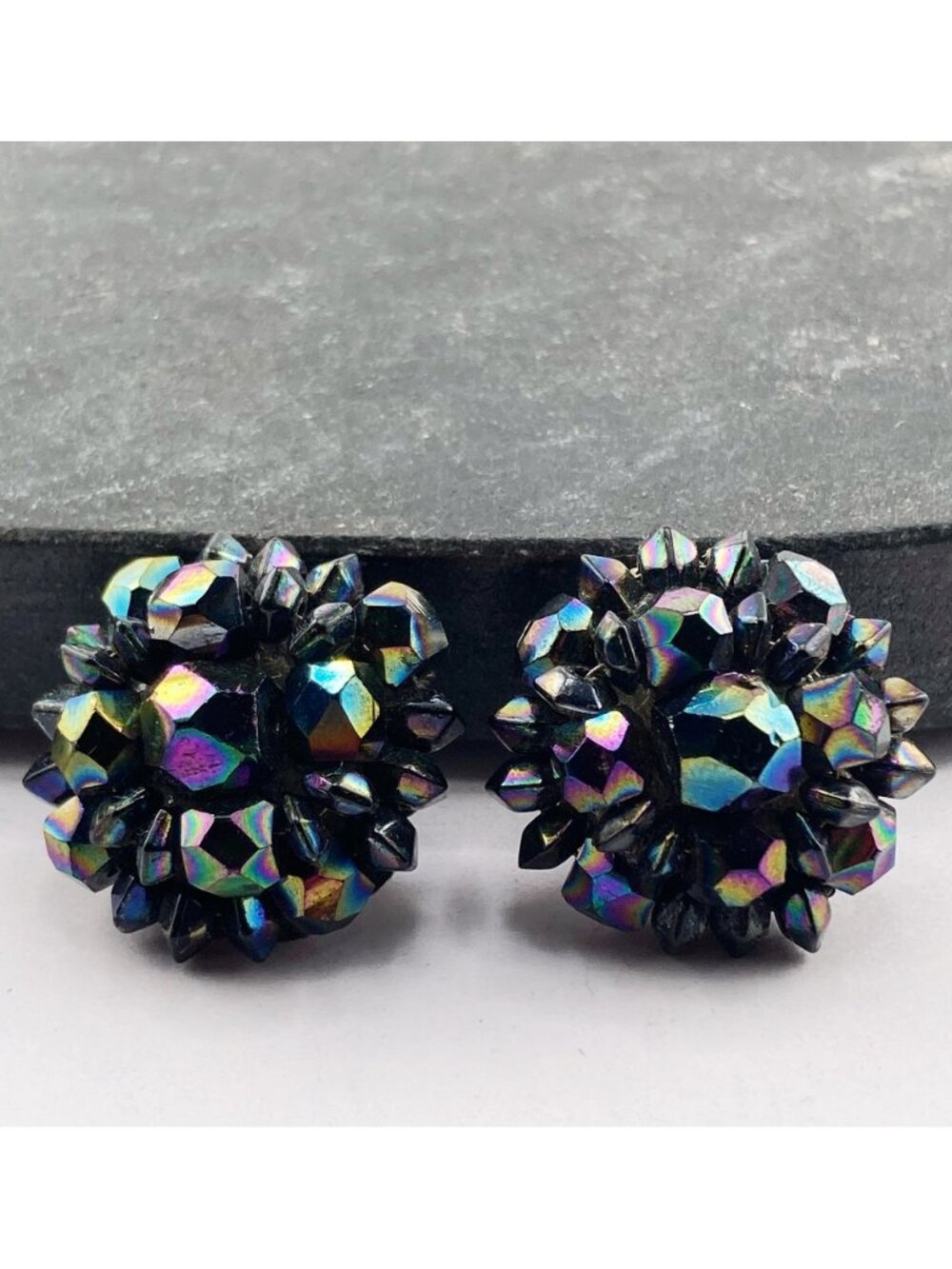 VINTAGE Oil slick style black plastic cluster bead clip-on earrings 1950s pinup - Picture 4 of 15